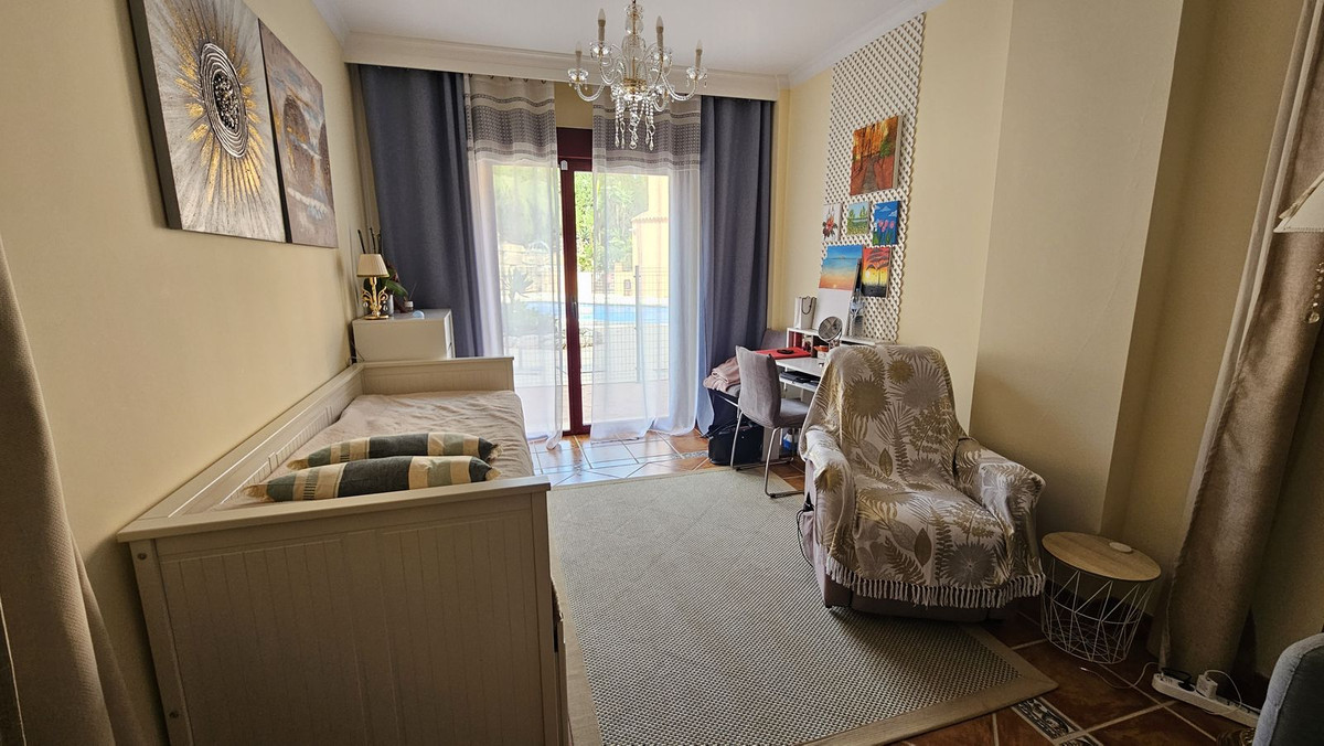 1 Bedroom Apartment in Estepona - Photo 2