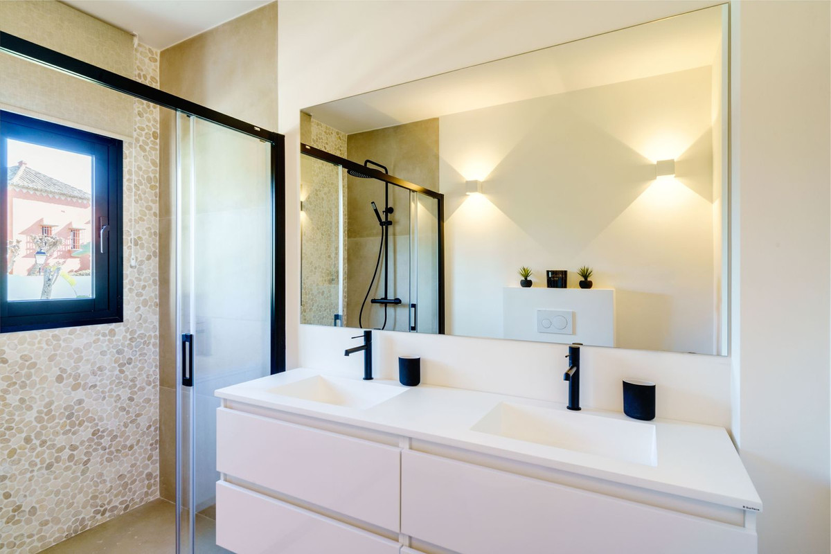 6 Bedroom Villa in Marbella - Photo 16