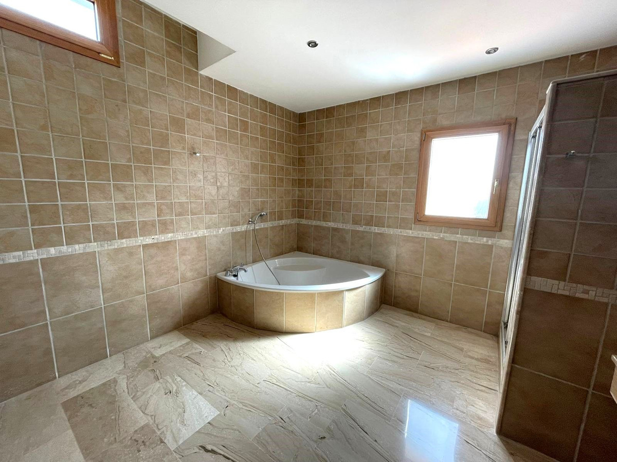 5 Bedroom Villa in Mijas - Photo 23