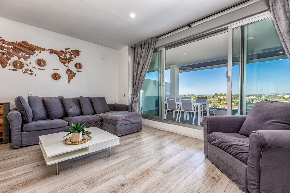 2 Bedroom Apartment in Estepona - Photo 2