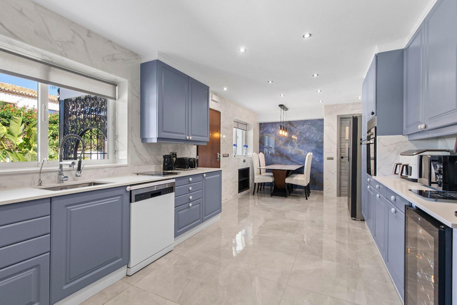 5 Bedroom Villa in Estepona - Photo 7