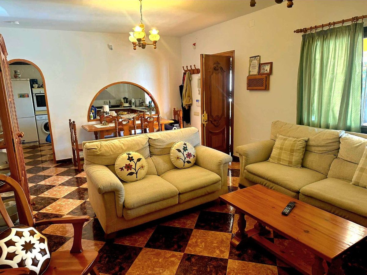 4 Bedroom Villa in Marbella - Photo 10