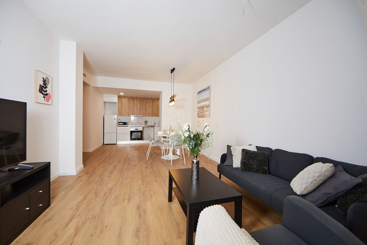 2 Bedroom Apartment in Estepona - Photo 9