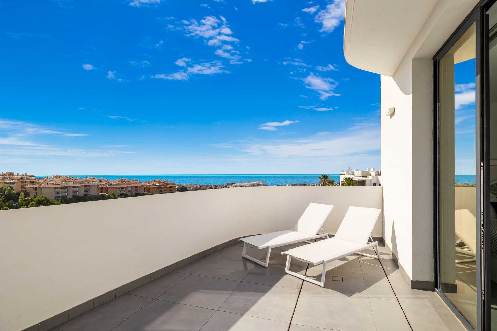 2 Bedroom Penthouse in Benalmádena - Photo 5