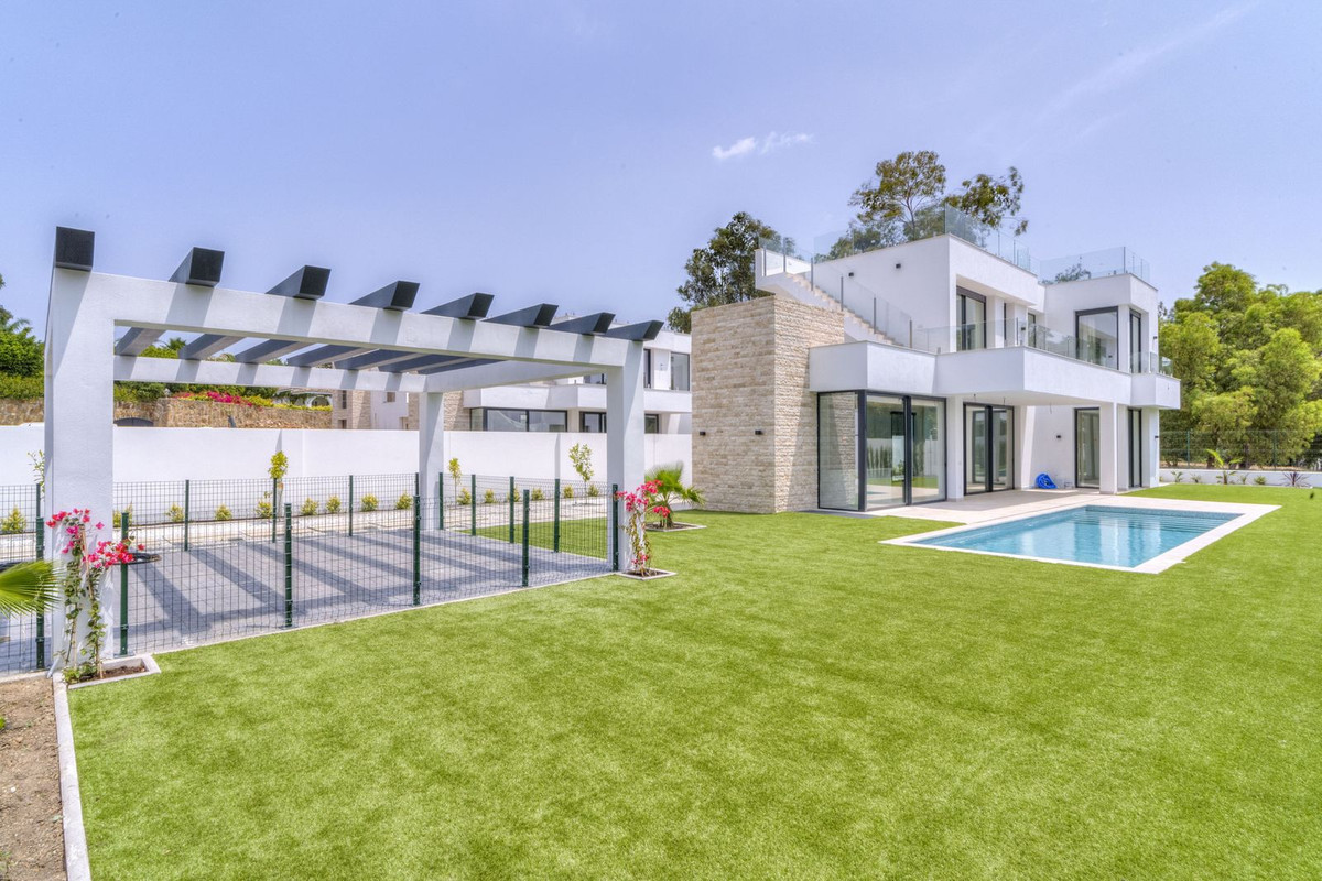 6 Bedroom Villa in Marbella - Photo 2