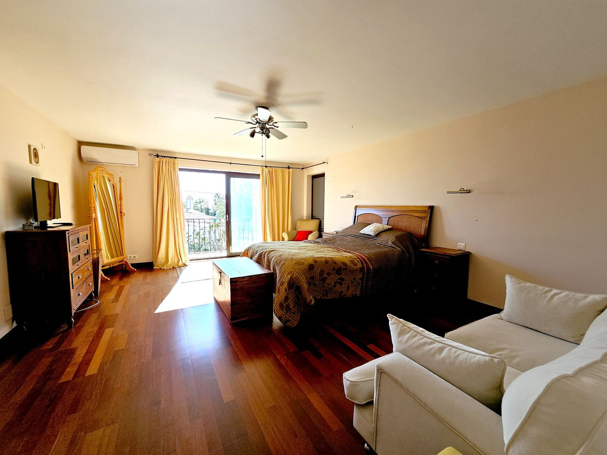 6 Bedroom Villa in Estepona - Photo 19