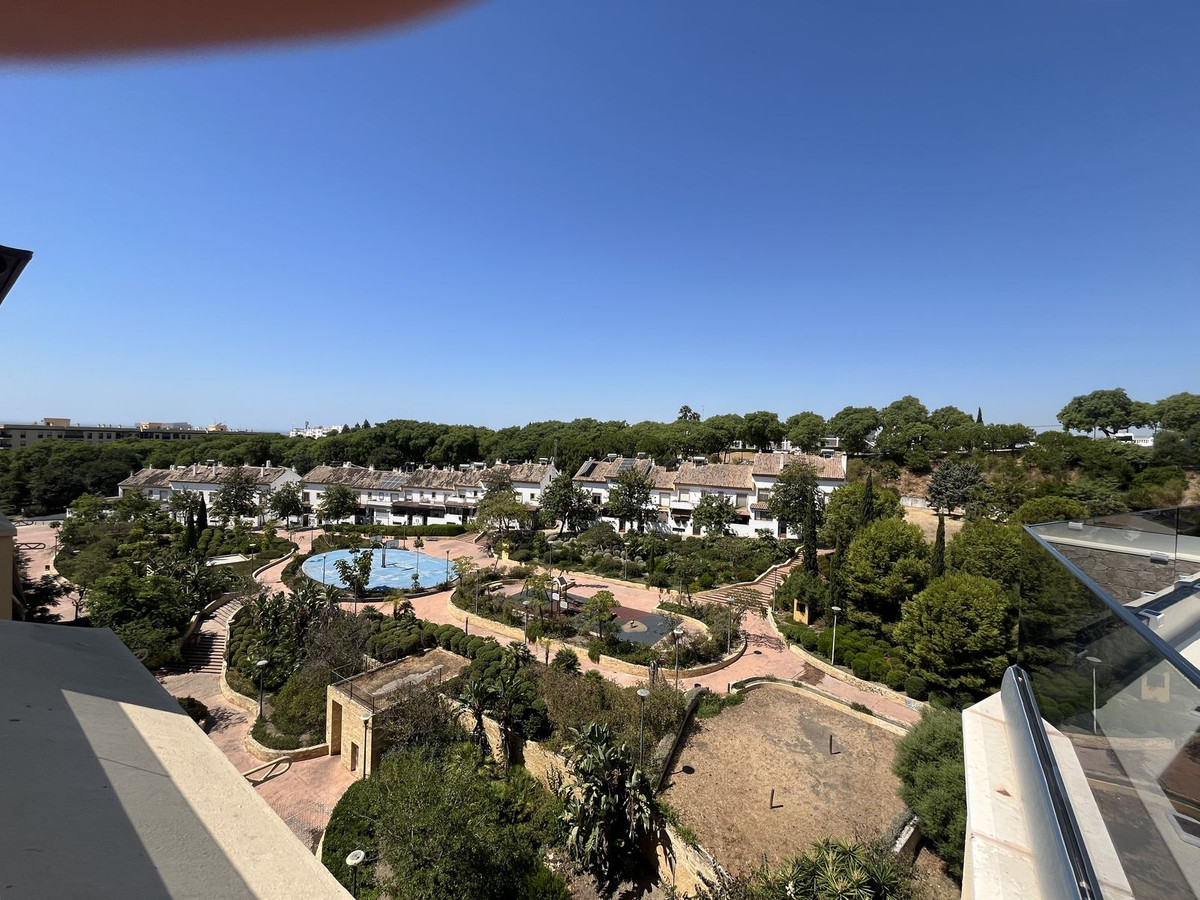 3 Bedroom Penthouse in Estepona - Photo 22