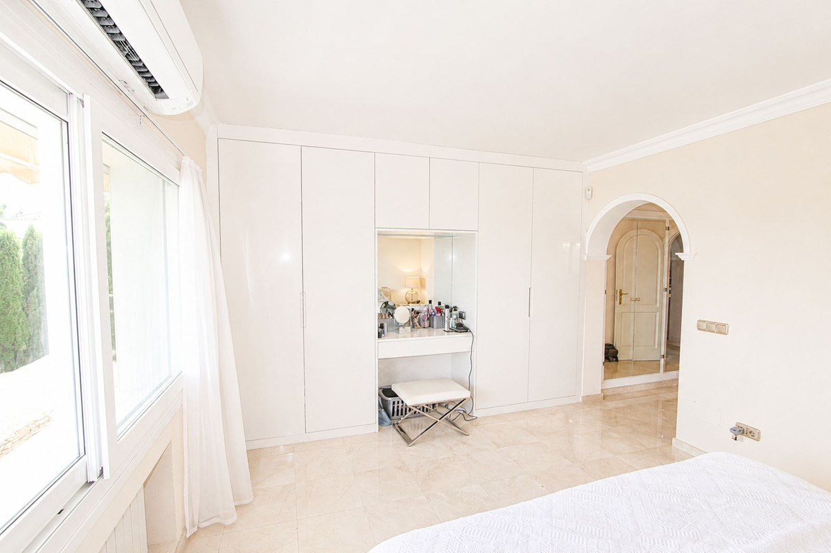 4 Bedroom Villa in Marbella - Photo 21
