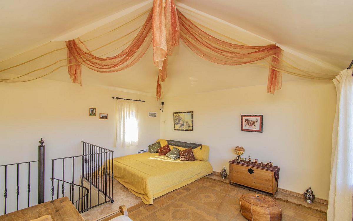 7 Bedroom Villa in Estepona - Photo 17