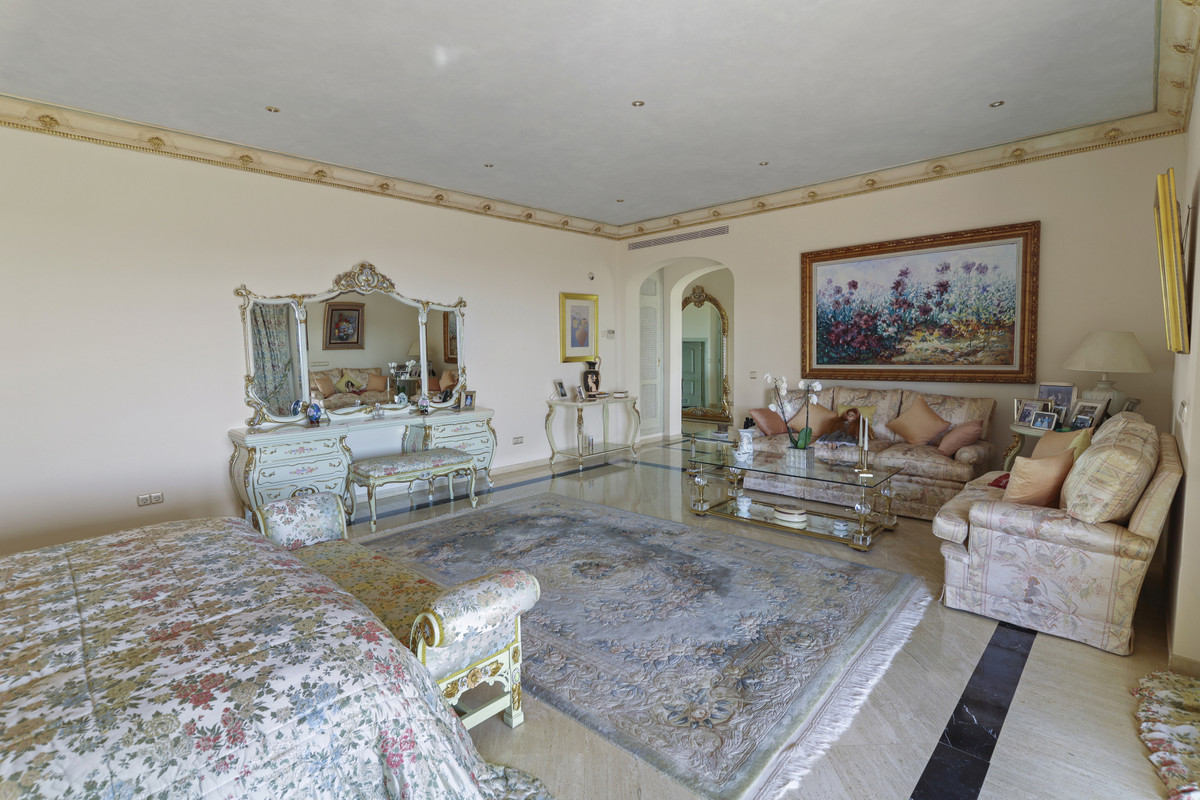 5 Bedroom Villa in Estepona - Photo 37