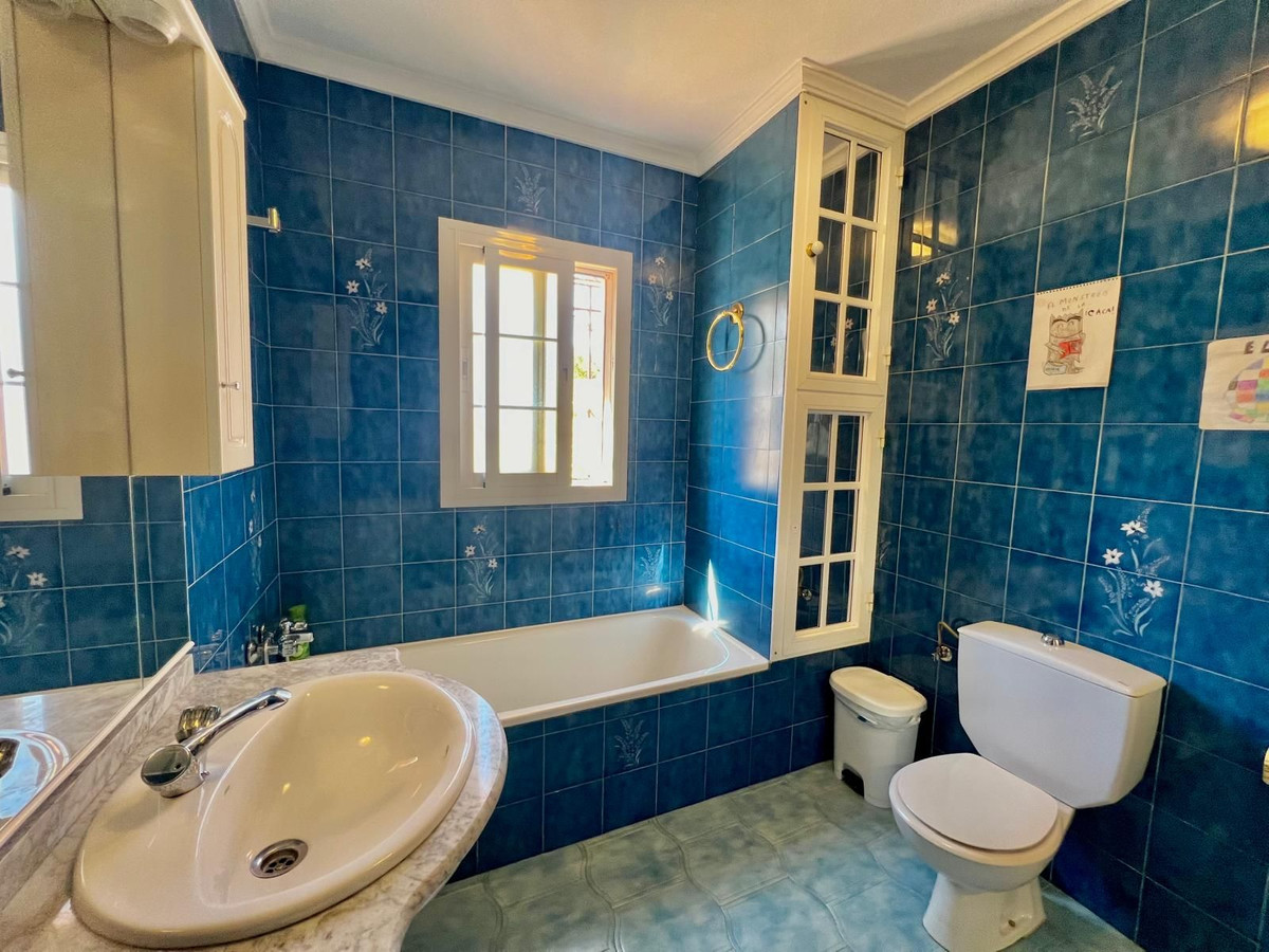 6 Bedroom Villa in Estepona - Photo 27