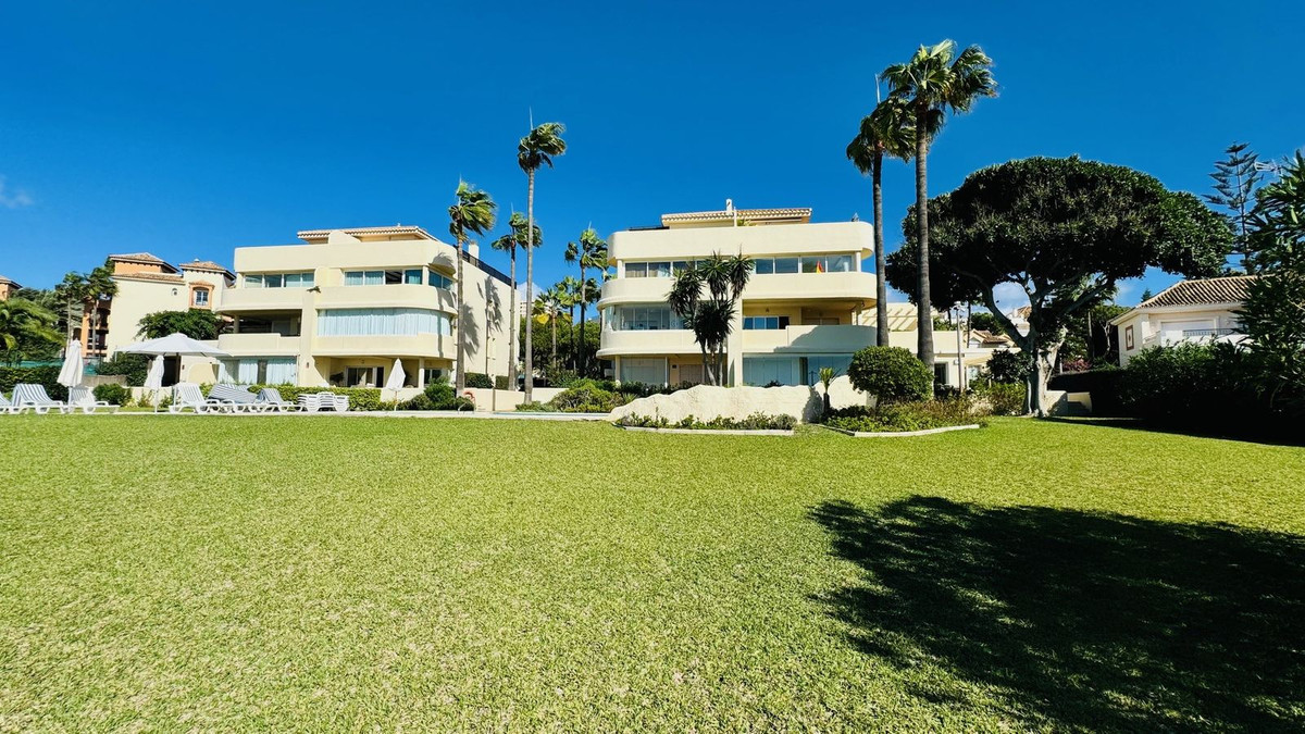 2 Bedroom Apartment in Marbella - Photo 2
