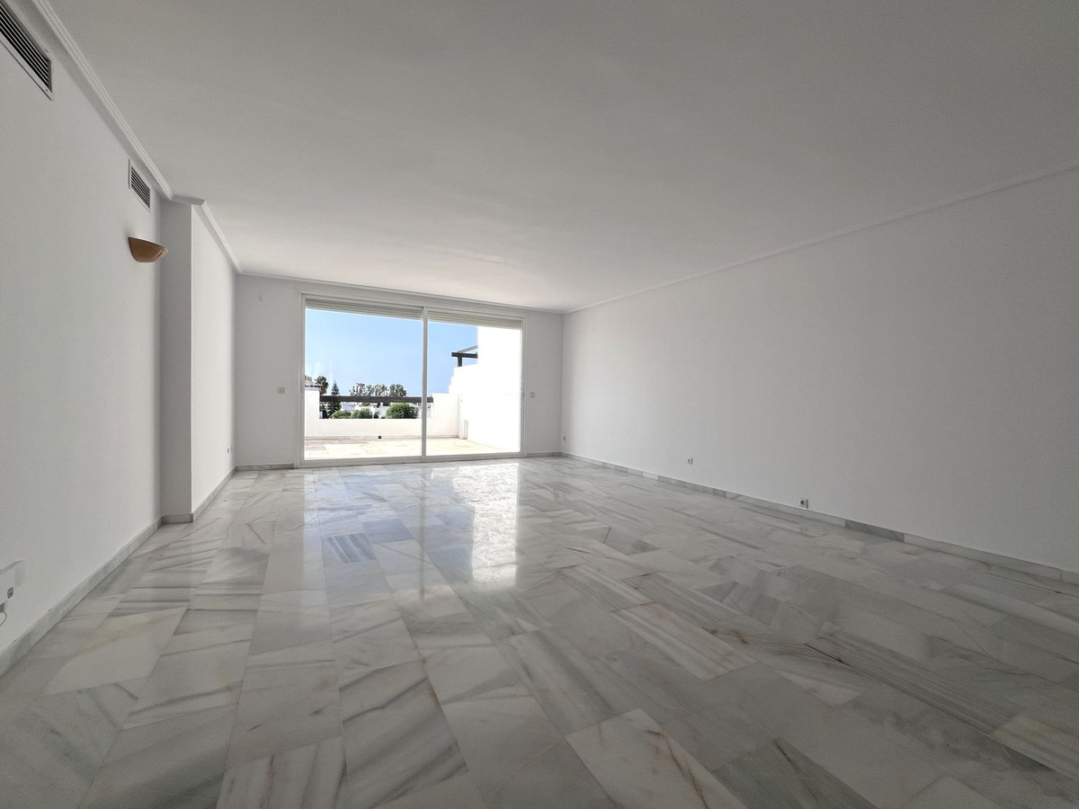 2 Bedroom Apartment in Estepona - Photo 7