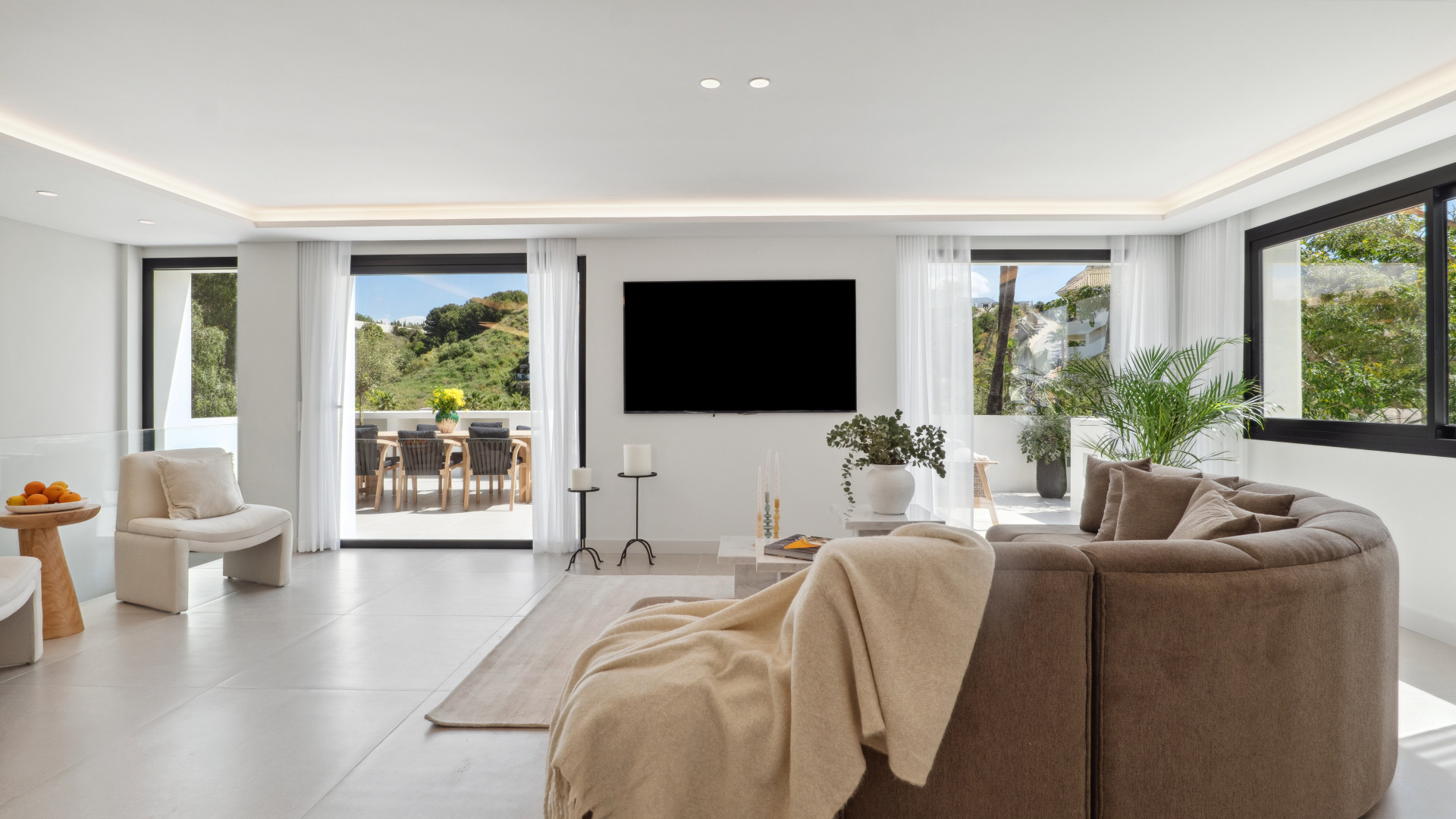 5 Bedroom Villa in Marbella - Photo 2