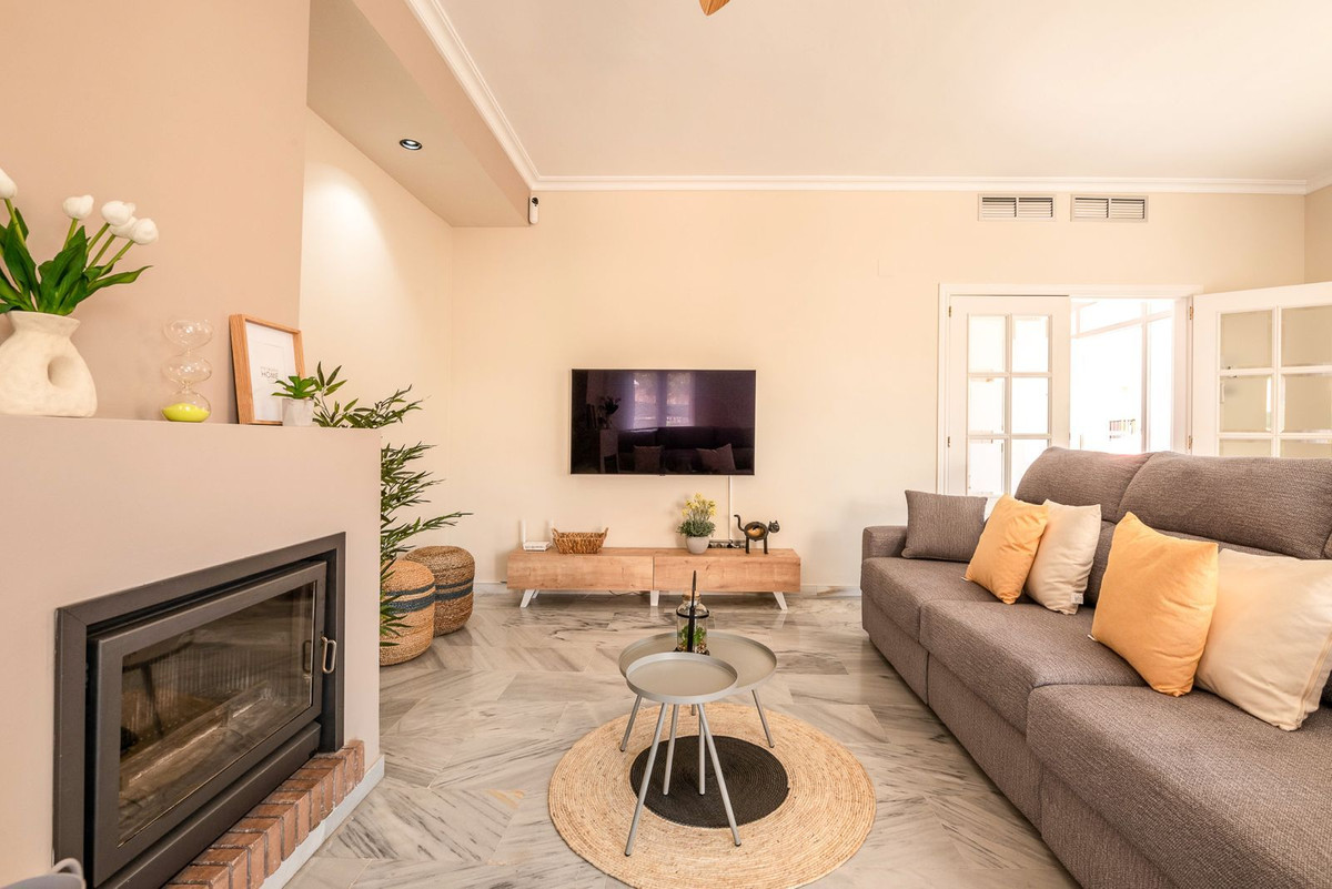 4 Bedroom Villa in Marbella - Photo 7