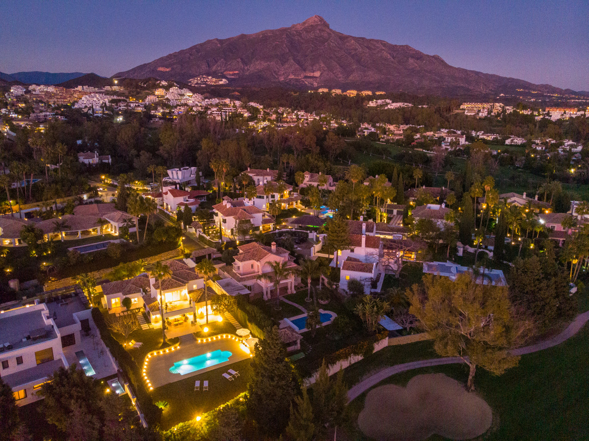 4 Bedroom Villa in Marbella - Photo 11