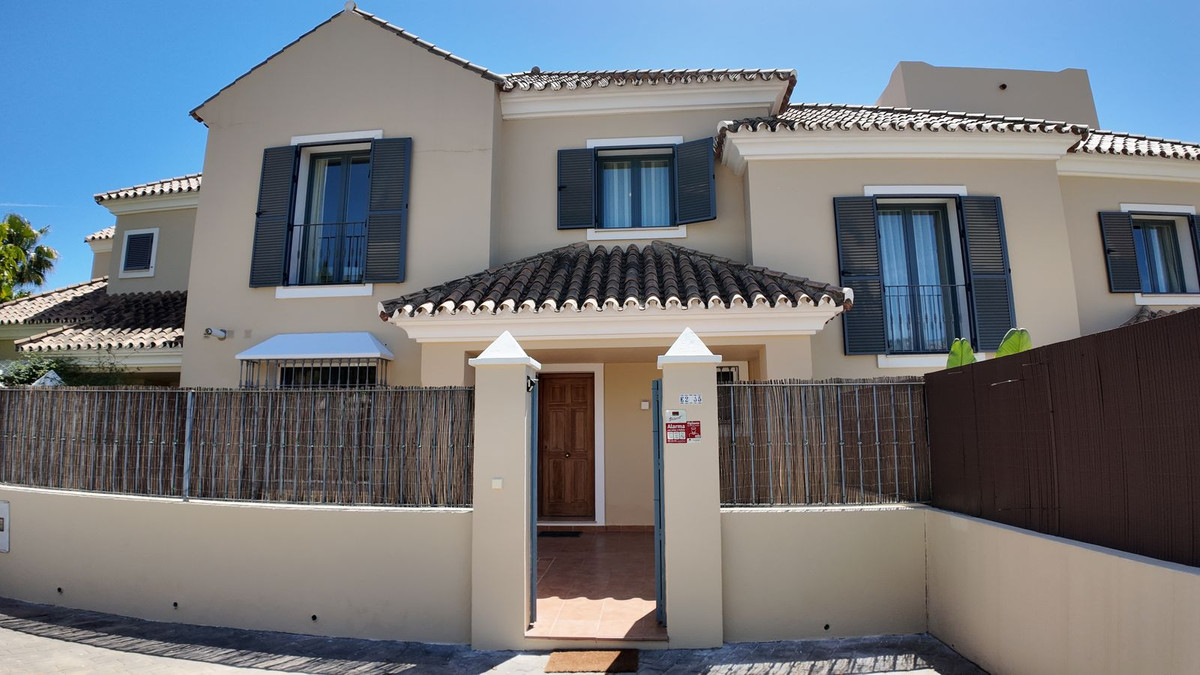 4 Bedroom Townhouse in Benahavís - Photo 2