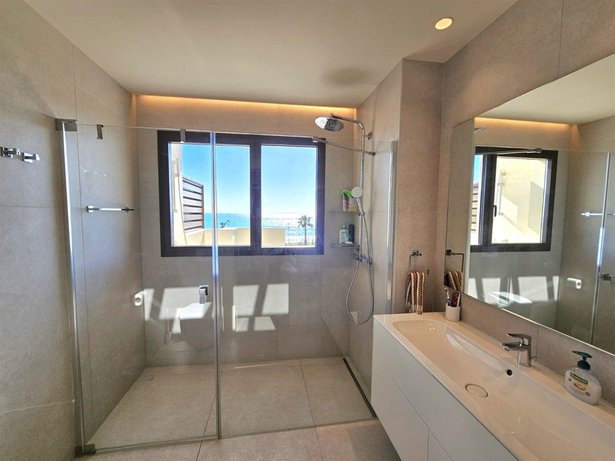 4 Bedroom Townhouse in Estepona - Photo 27
