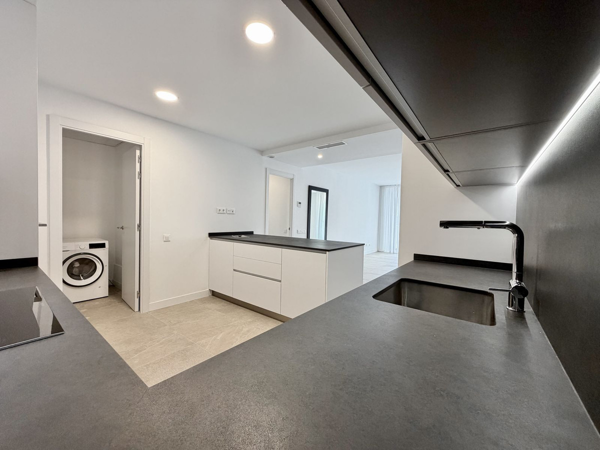 2 Bedroom Apartment in Estepona - Photo 8