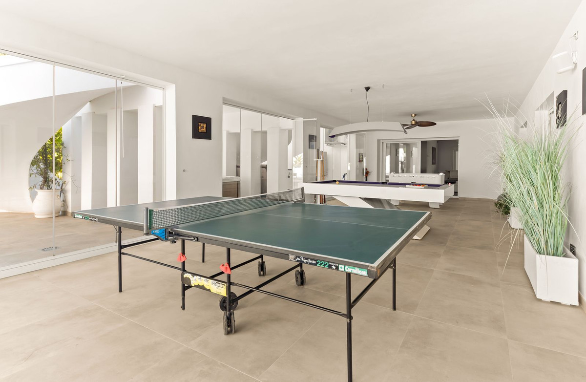 6 Bedroom Villa in Estepona - Photo 19