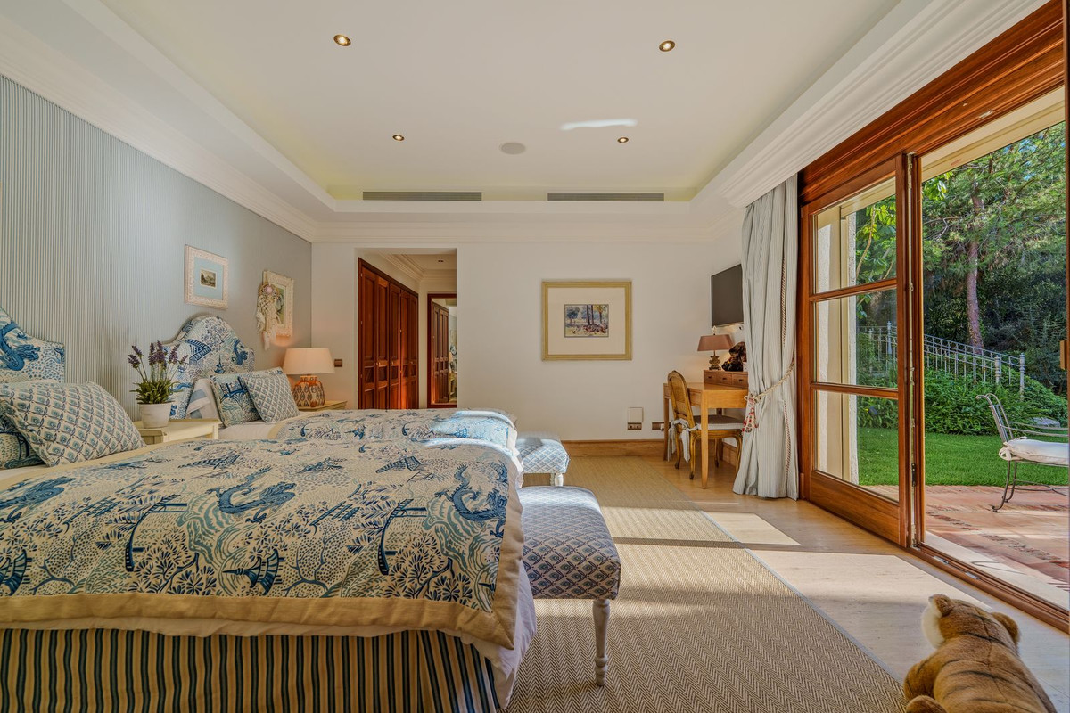 6 Bedroom Villa in Marbella - Photo 38