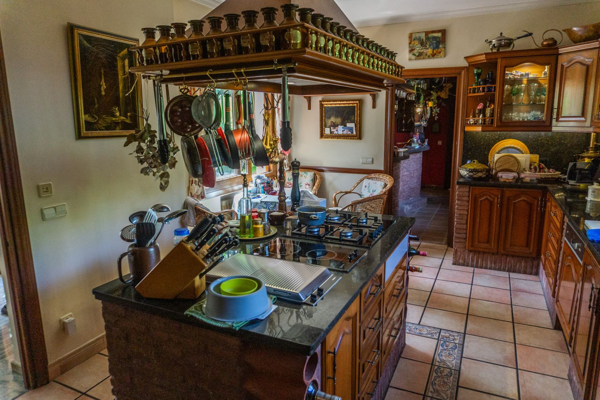 6 Bedroom Villa in Estepona - Photo 23