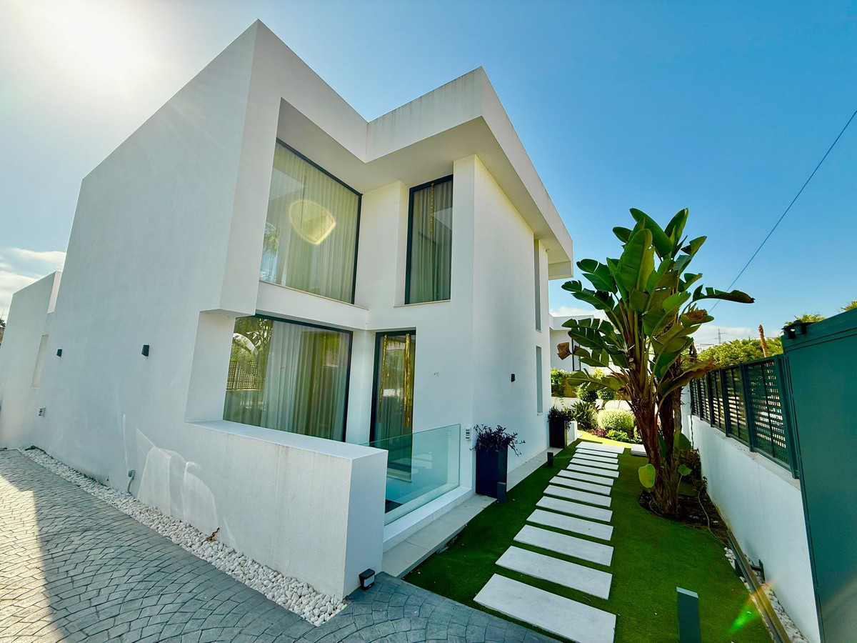 4 Bedroom Villa in Estepona - Photo 3