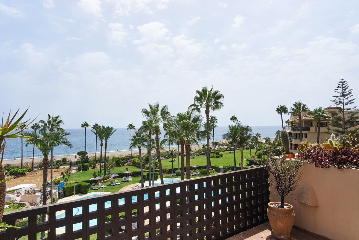 3 Bedroom Penthouse in Estepona - Photo 37