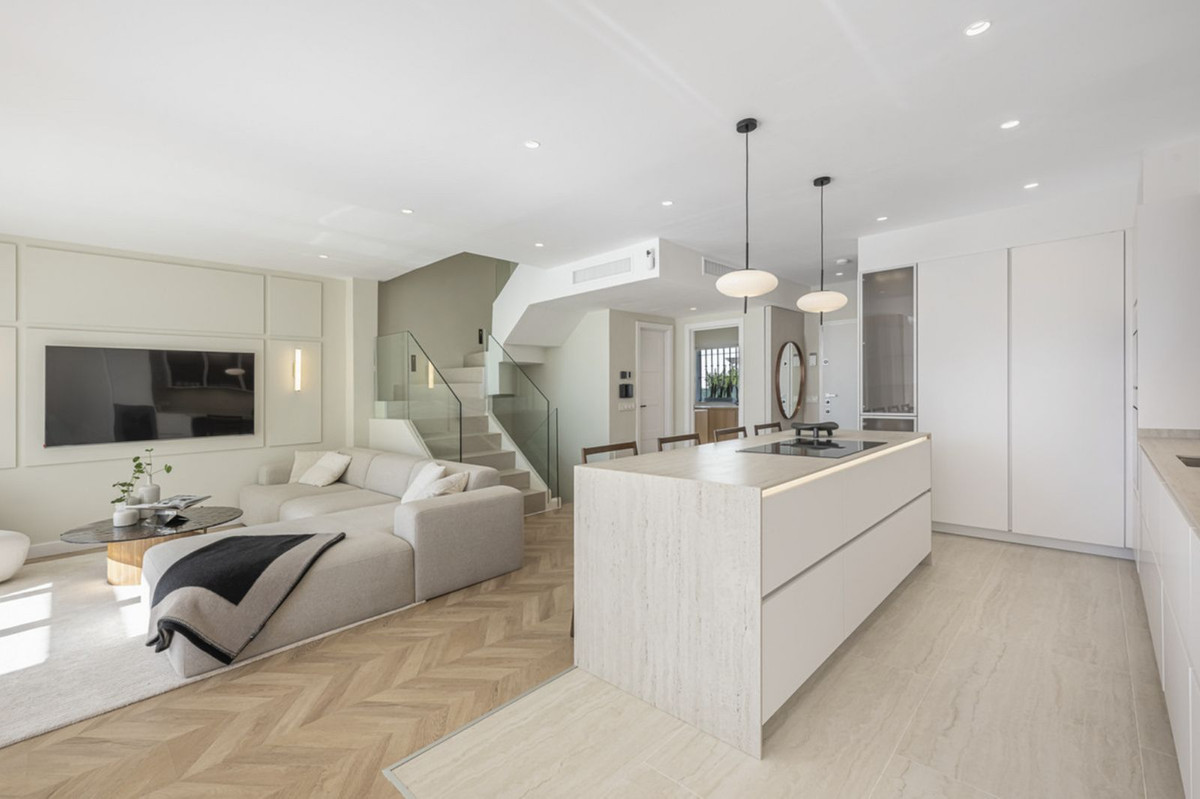 5 Bedroom Townhouse in Marbella - Photo 3