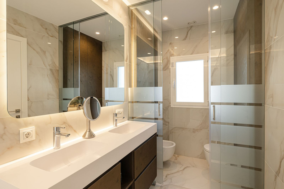 6 Bedroom Villa in Estepona - Photo 9