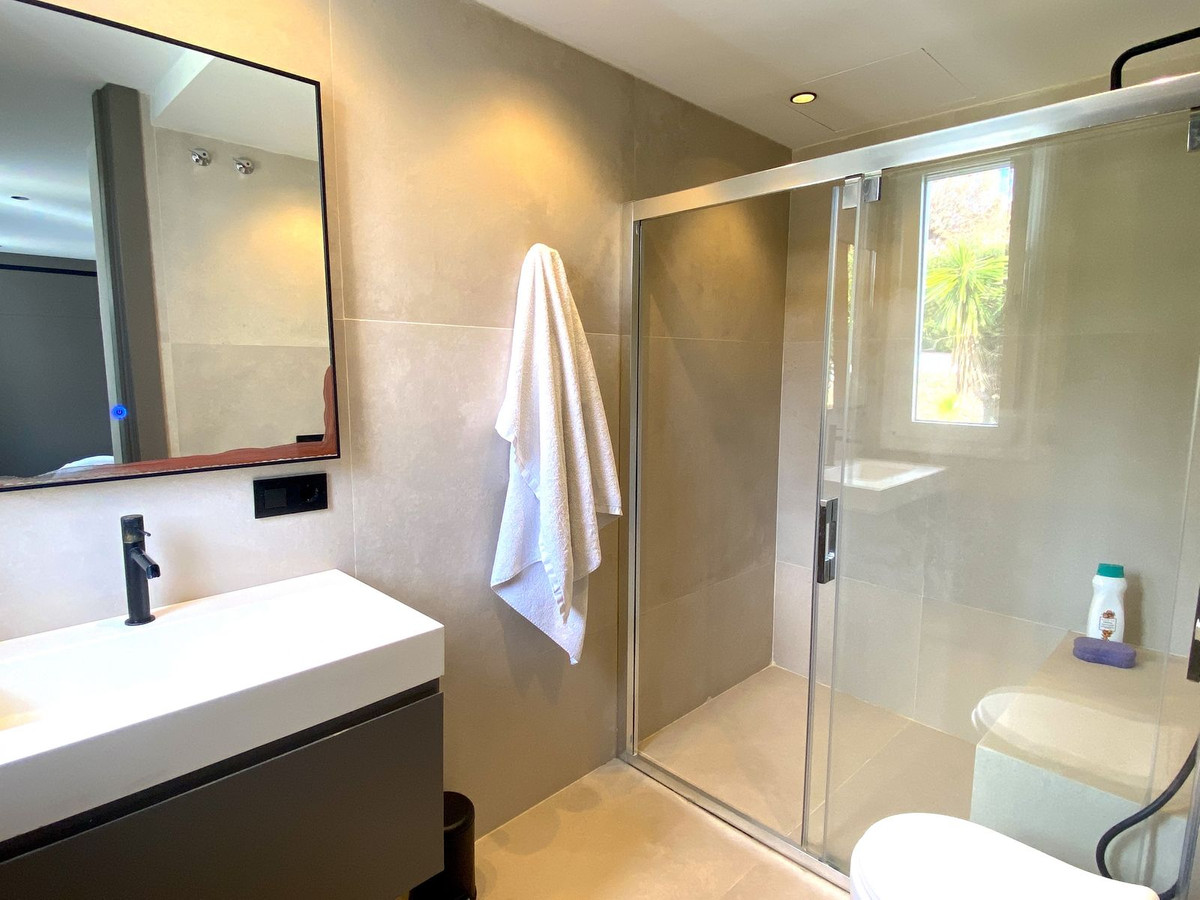 4 Bedroom Townhouse in Benahavís - Photo 42
