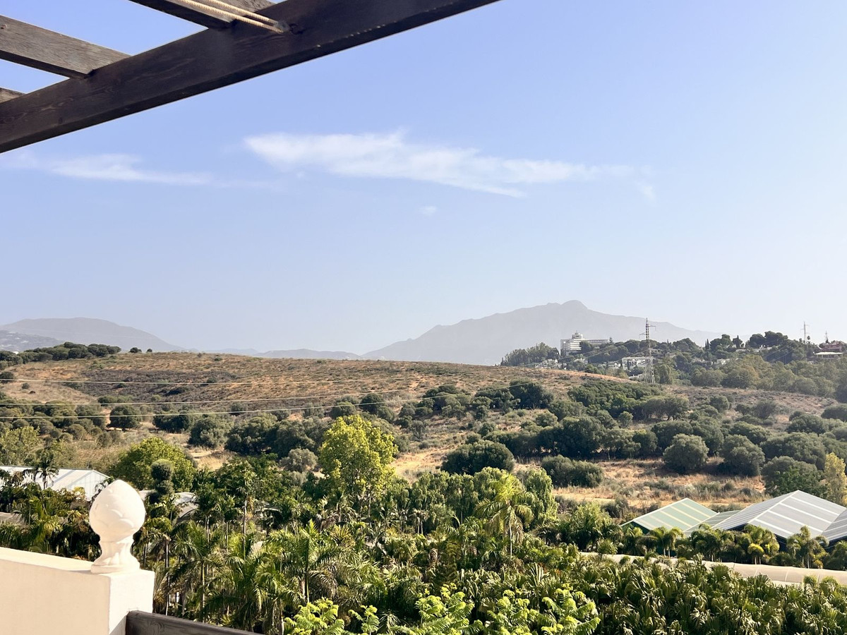 2 Bedroom Penthouse in Estepona - Photo 2