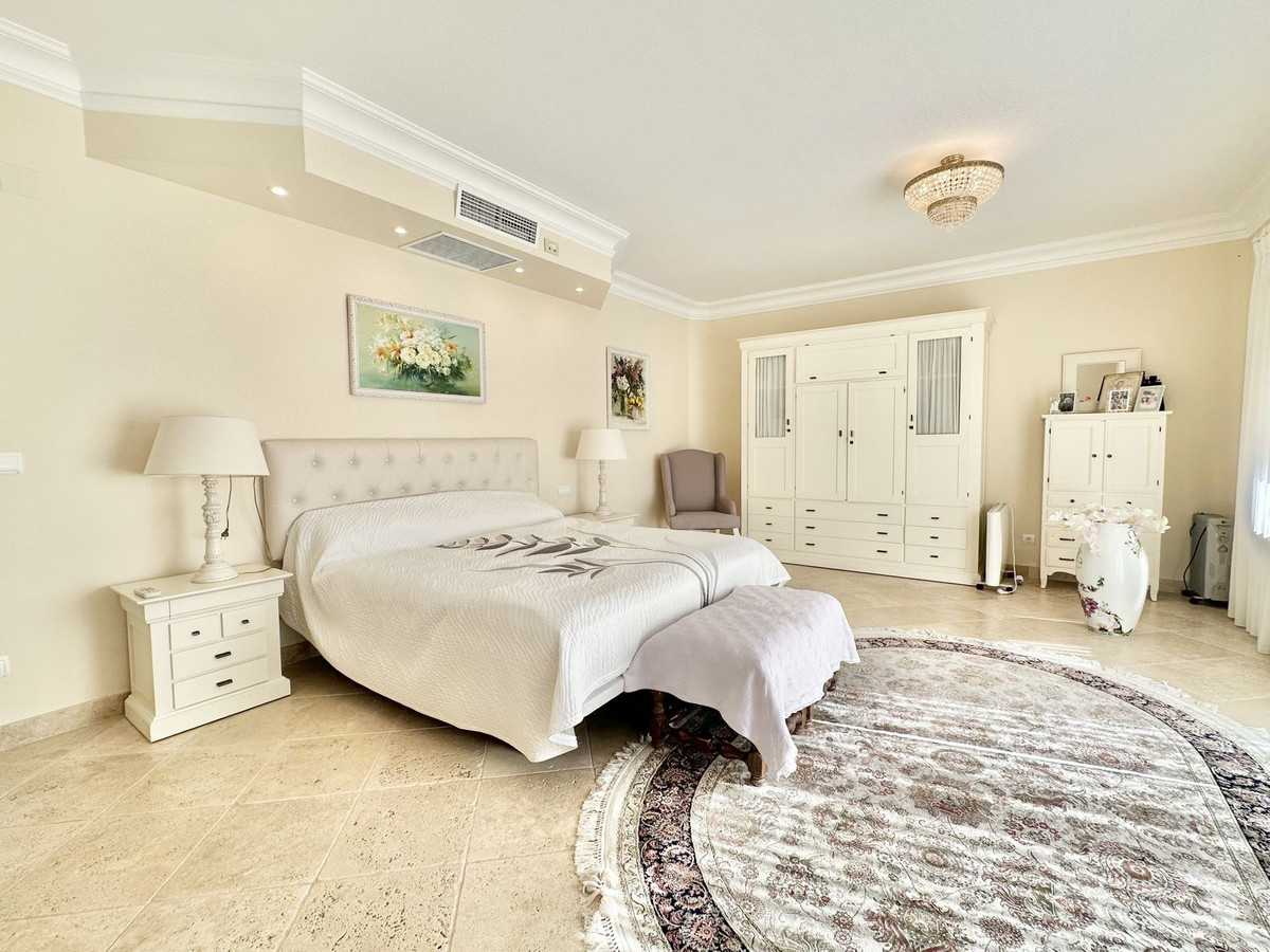 6 Bedroom Villa in Marbella - Photo 5