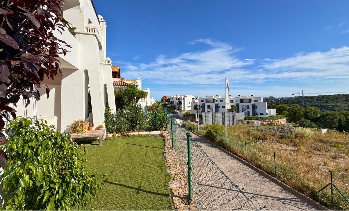 2 Bedroom Apartment in Casares - Photo 2