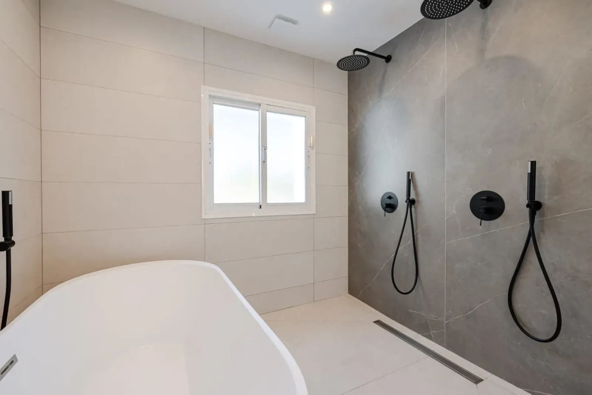 4 Bedroom Villa in Estepona - Photo 10