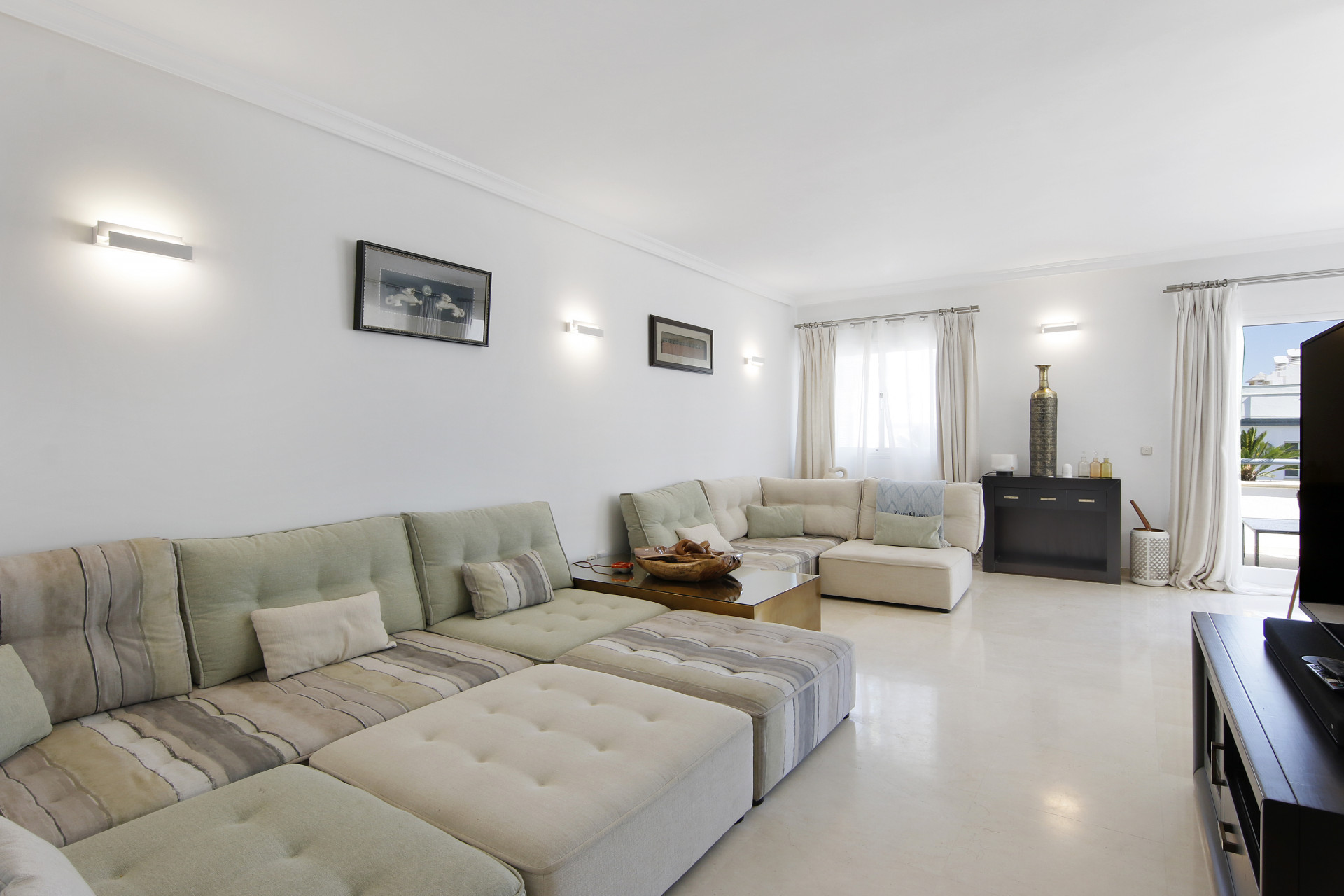 3 Bedroom Penthouse in Estepona - Photo 4