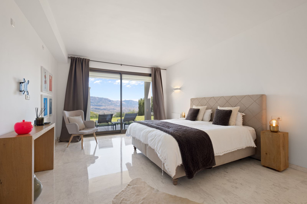 2 Bedroom Apartment in Marbella - Photo 24
