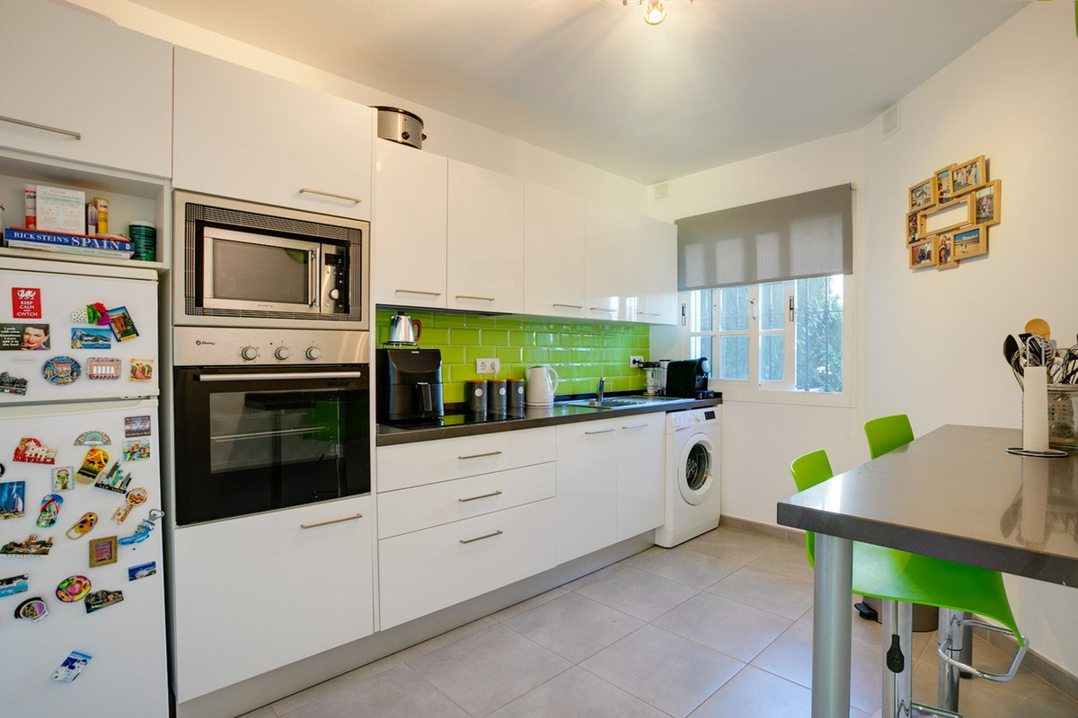 3 Bedroom Townhouse in Estepona - Photo 6