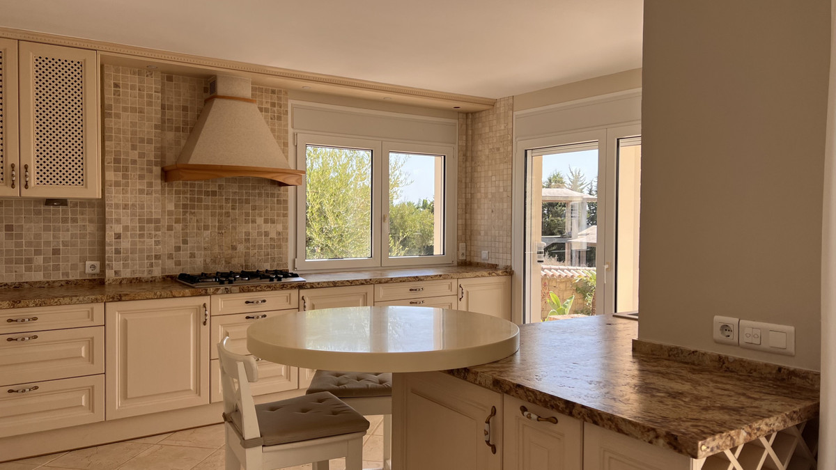 4 Bedroom Villa in Estepona - Photo 13