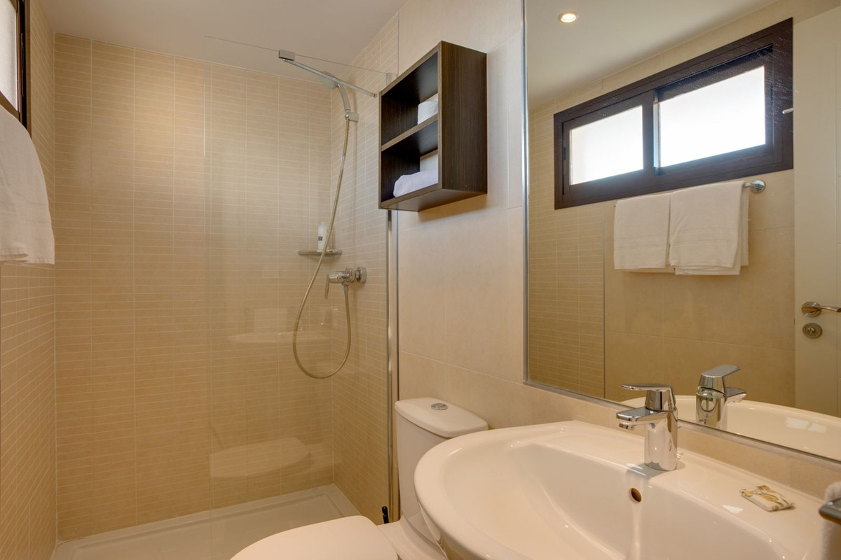 2 Bedroom Apartment in Estepona - Photo 6