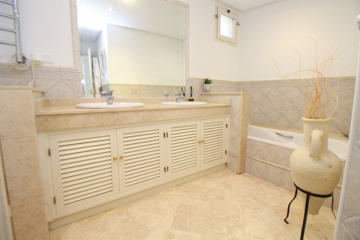 2 Bedroom Apartment in Marbella - Photo 18