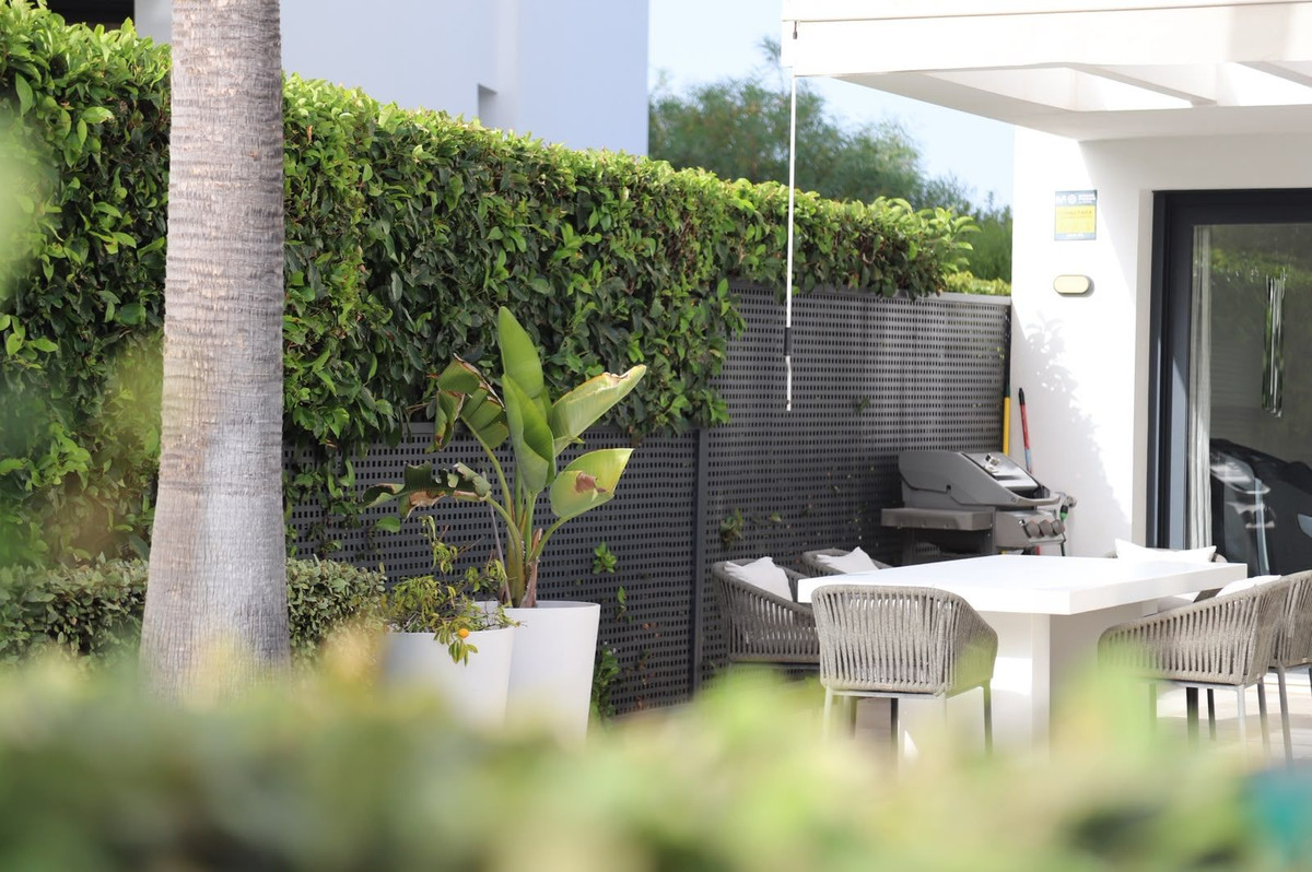 3 Bedroom Apartment in Estepona - Photo 7