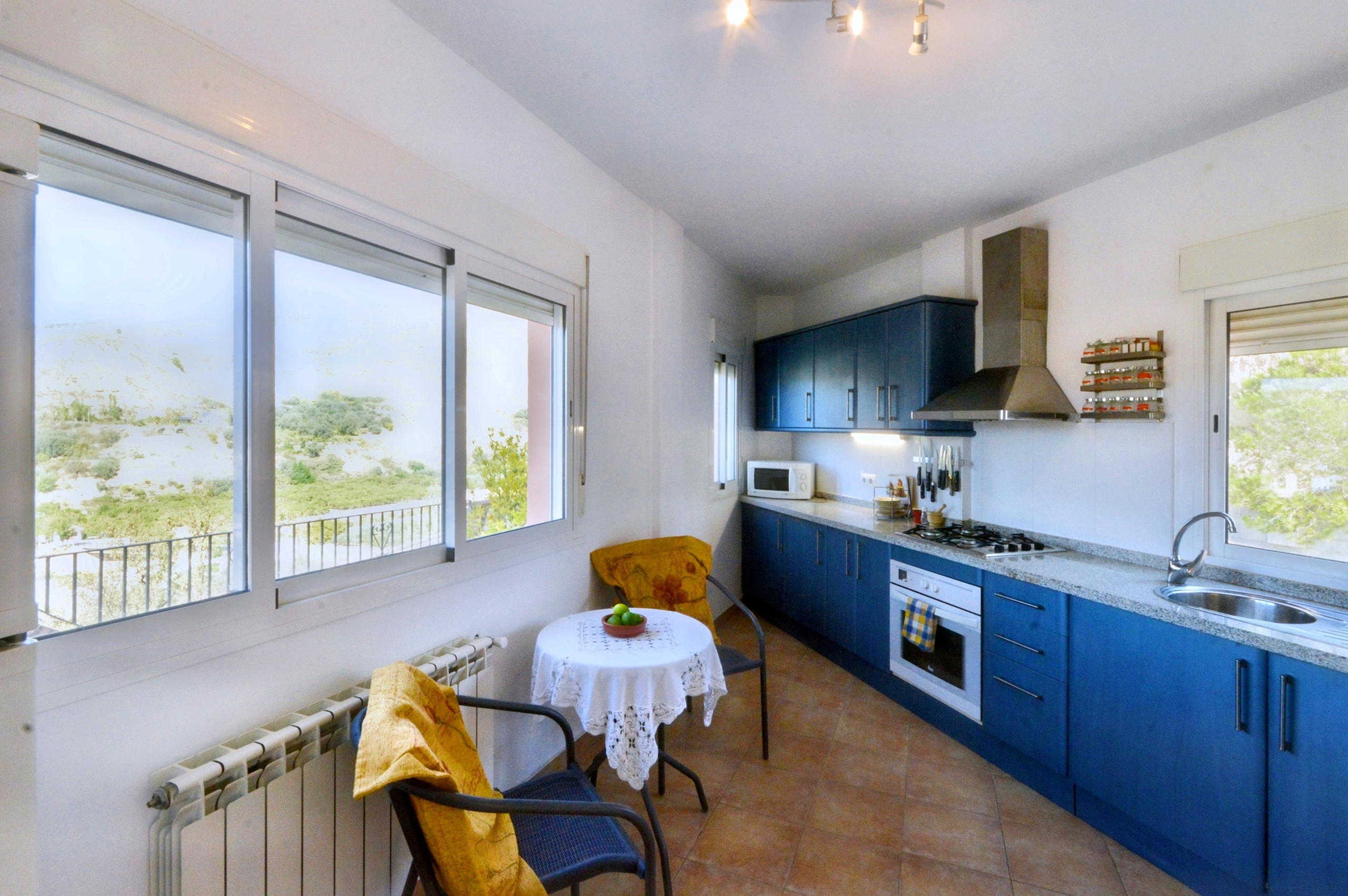 Chalet de 4 dormitorios con piscina en Granada – Foto 5
