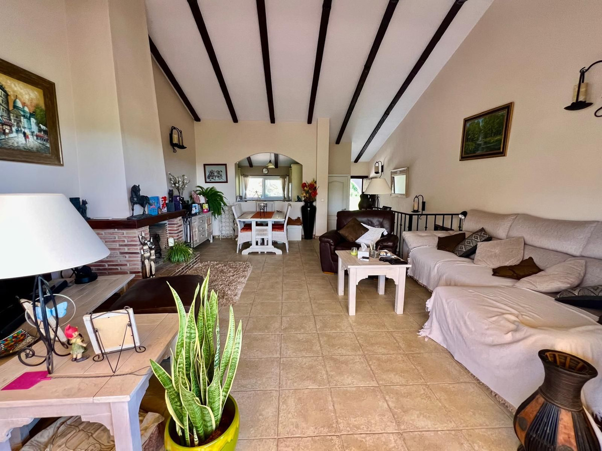 3 Bedroom Townhouse in Estepona - Photo 4