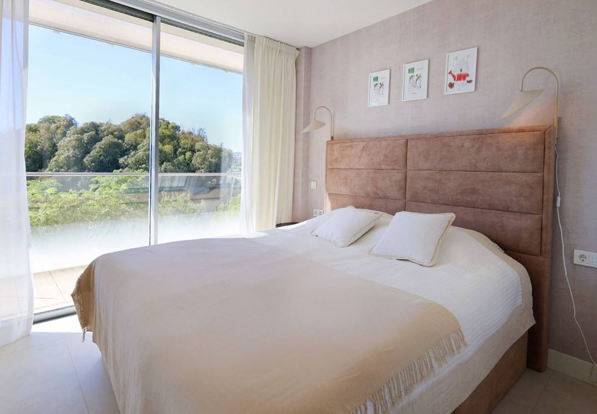 4 Bedroom Apartment in Estepona - Photo 20