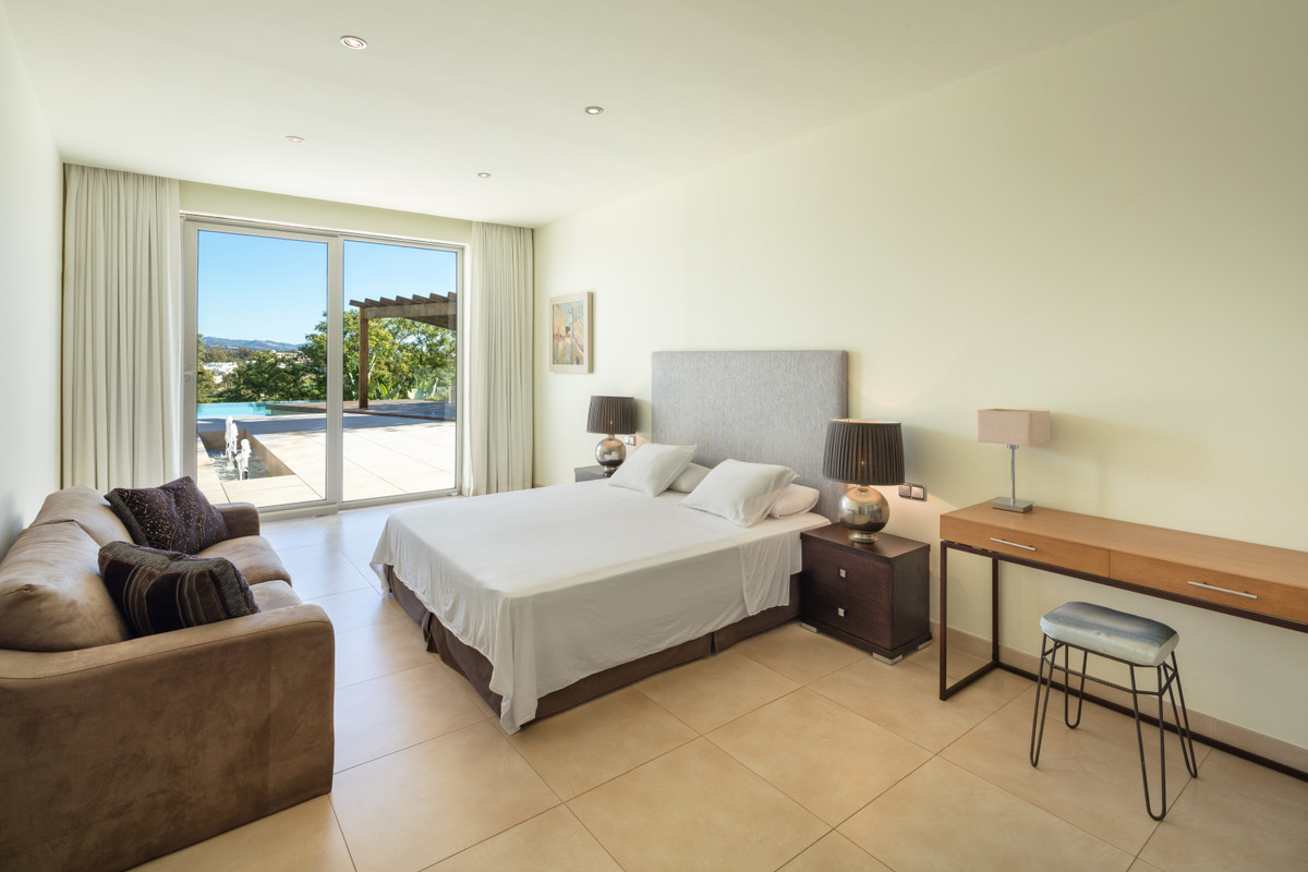 6 Bedroom Villa in Marbella - Photo 17
