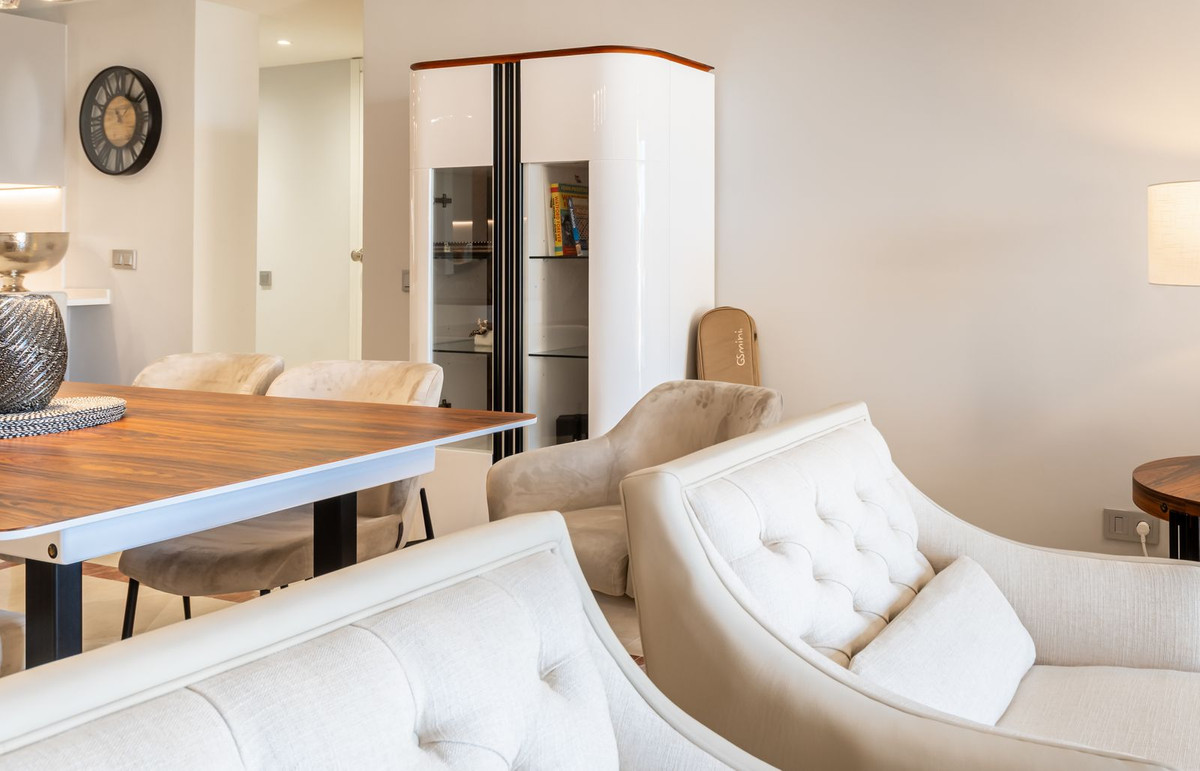 3 Bedroom Penthouse in Estepona - Photo 11