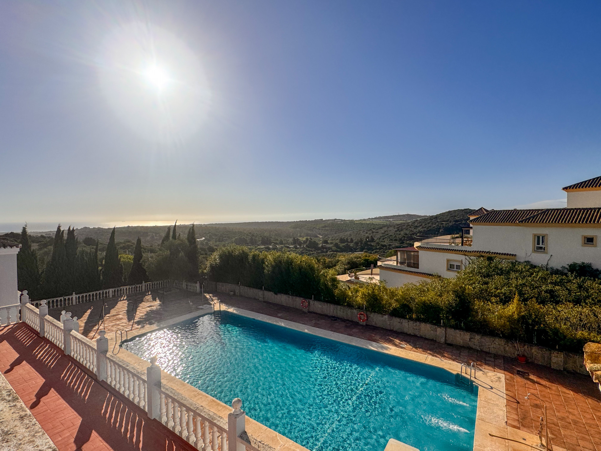 Local con piscina en Cádiz – Foto 6