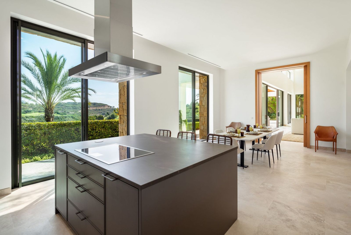 6 Bedroom Villa in Casares - Photo 12