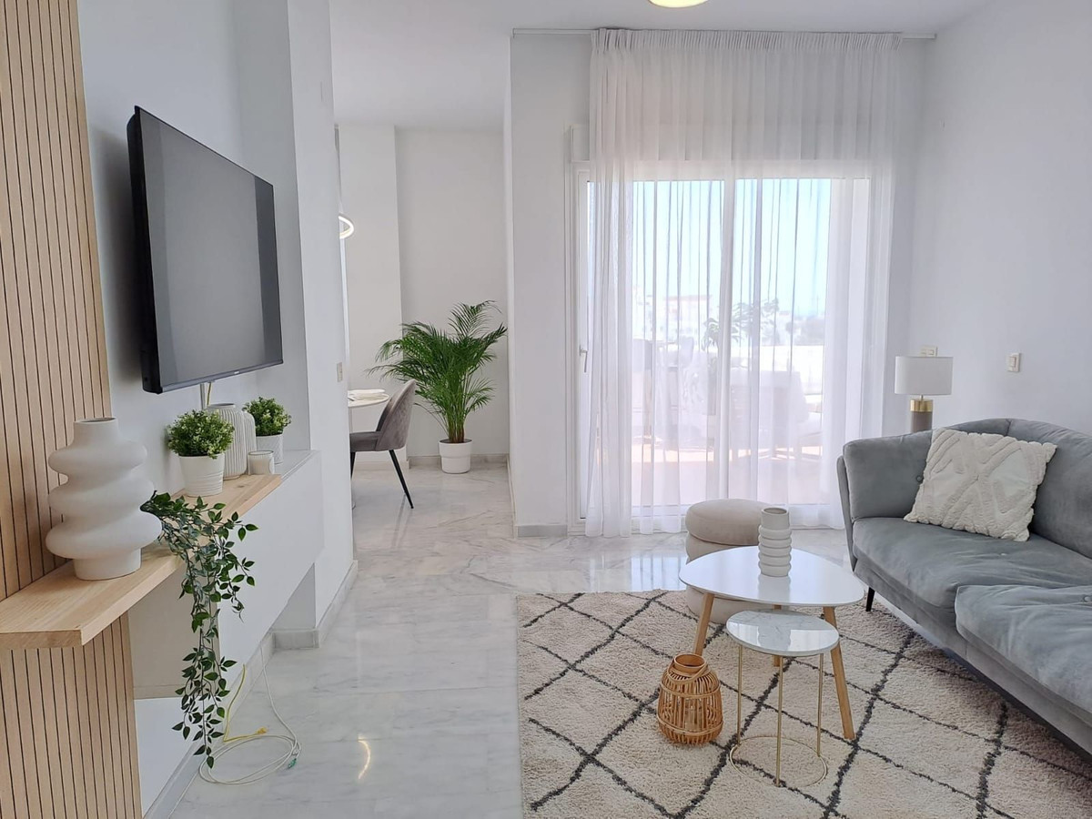 2 Bedroom Apartment in Estepona - Photo 4
